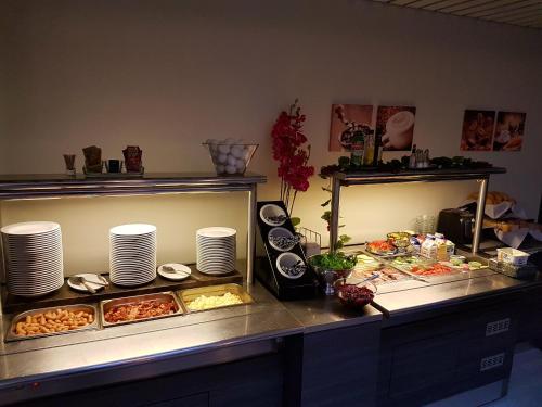 una linea a buffet con molti tipi diversi di cibo di Sport Hotel Kantri a Kankaanpää