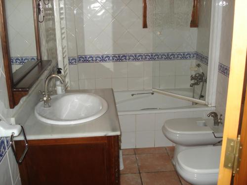 uma casa de banho com um lavatório e um WC em casa benjamin em Benissa