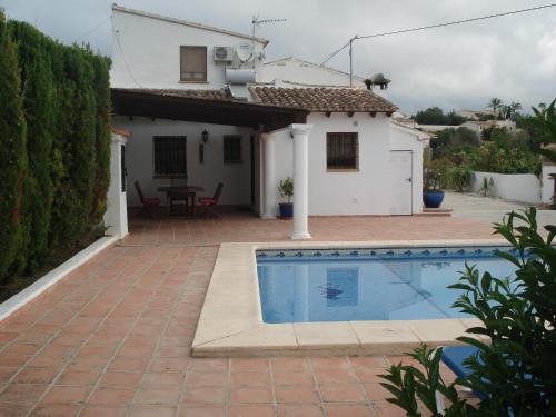 Villa con piscina frente a una casa en casa benjamin, en Benissa