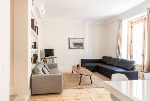 Impressive Apartment in Madrid Center by Batuecas