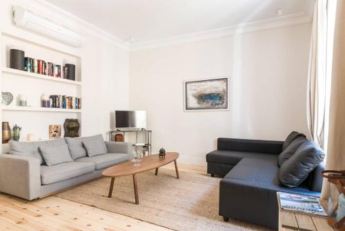 Impressive Apartment in Madrid Center by Batuecas