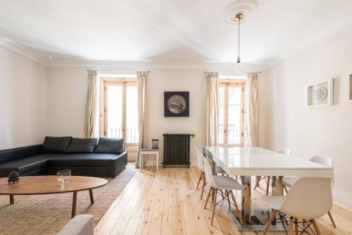 Impressive Apartment in Madrid Center by Batuecas