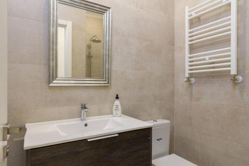 Marvelous Apartment of 3 Bedrooms near La Latina by Batuecas