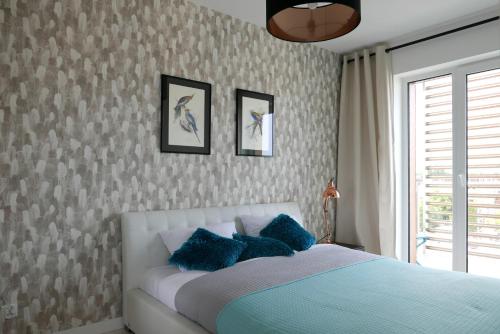 コウォブジェクにあるPod Papugamiのベッドルーム1室(青い枕のベッド1台付)
