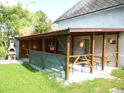 une terrasse couverte avec des plantes en pot sur une maison dans l'établissement Penzion Adria, à Turčianske Teplice