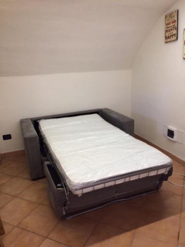 a small bed sitting in a corner of a room at Il Giramondo in Busca