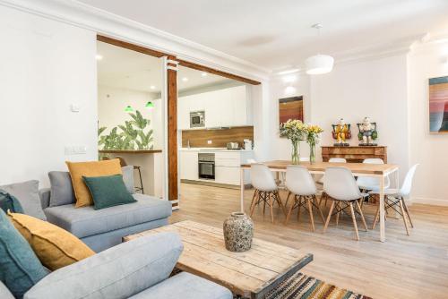 - un salon et une salle à manger avec une table et des chaises dans l'établissement BNBHolder Group Luxury SOL, à Madrid