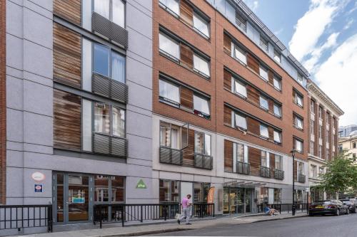 a building on the side of a city street at YHA London Central in London