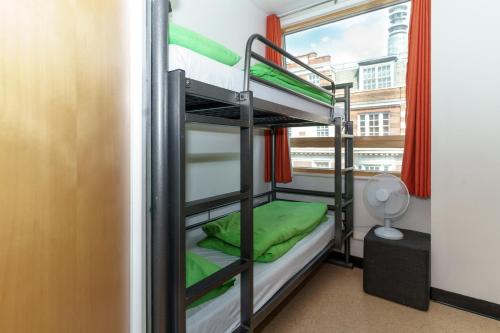 YHA London Central tesisinde bir ranza yatağı veya ranza yatakları