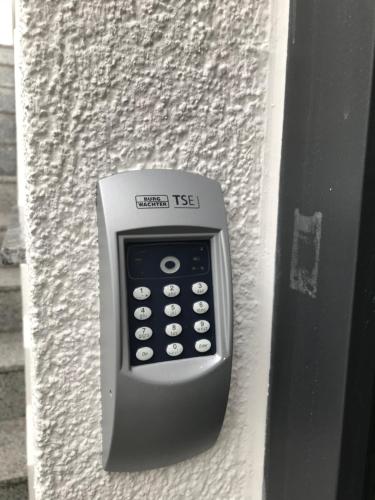een mobiele telefoon aan een muur is bevestigd bij Einliegerwohnung mit Terrasse in Friedrichshafen