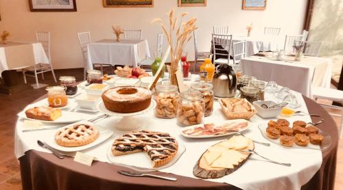 une table contenant de nombreux types de denrées alimentaires différents dans l'établissement Convento di San Colombo, à Santo Stefano di Sessanio