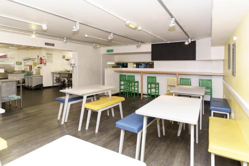 a classroom filled with desks and chairs at YHA London Central in London