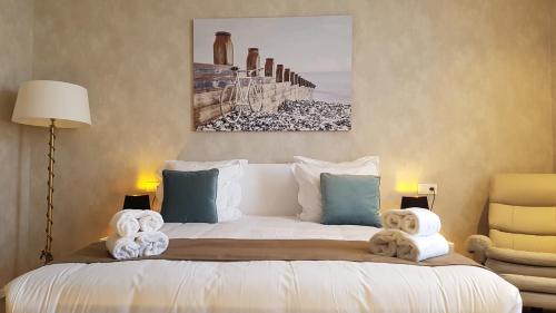 Una cama o camas en una habitación de Hotel Acropolis " Op het sportiefste park van de kust "