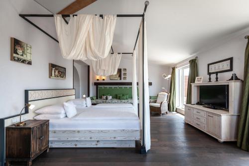 Postel nebo postele na pokoji v ubytování Hotel Hirschen in Freiburg-Lehen
