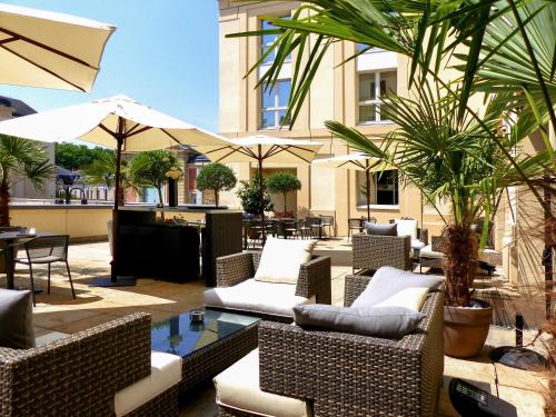 Гостиная зона в Le Louis Hotel Versailles Château - MGallery Collection