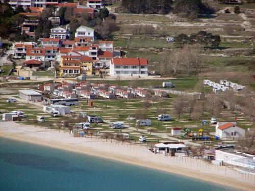 una vista aerea di una città vicino all'acqua di Apartments Mare a Baška