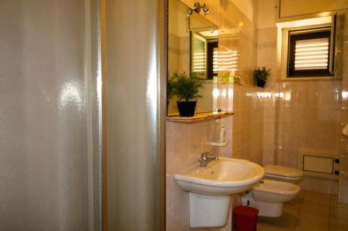 een badkamer met een wastafel, een toilet en een douche bij Apt Riviera degli Haethey in Otranto