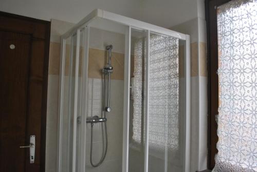 y baño con ducha y puerta de cristal. en Piccolo Paradiso, en Calceranica al Lago