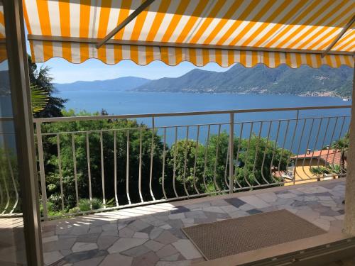 Afbeelding uit fotogalerij van Moderne Ferienwohnung mit Traumseeblick Lago Maggiore in Luino