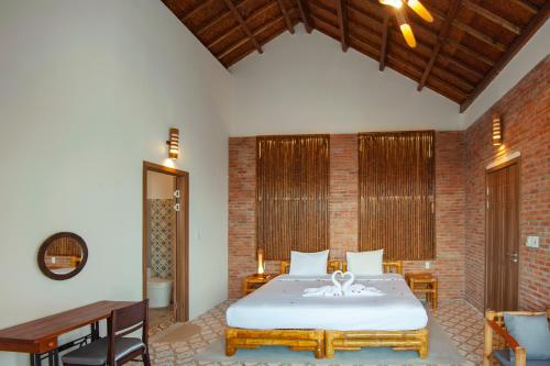 Tempat tidur dalam kamar di Hoi An Rustic Villa