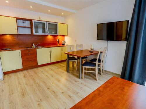 Kuchyň nebo kuchyňský kout v ubytování Comfortable Apartment in Miedzyzdroje near Beach