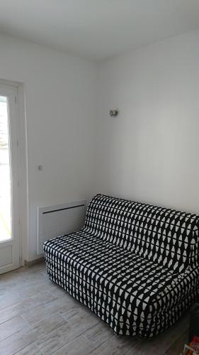 - un canapé noir et blanc dans une pièce dans l'établissement Studio, à Auch
