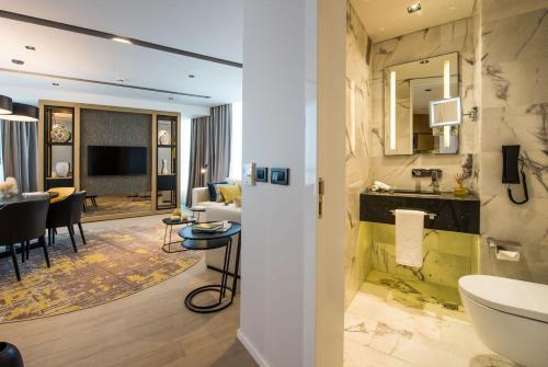 WestSide Residences by Rotana في إسطنبول: حمام مع حوض ومرحاض في الغرفة