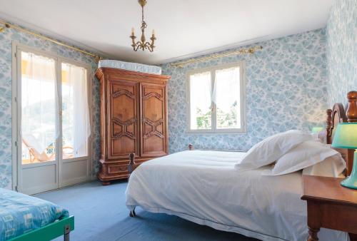 เตียงในห้องที่ Villa Georges