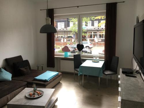 - un salon avec un canapé et une table dans l'établissement Hotel Lindenhof L1, à Bad Sachsa