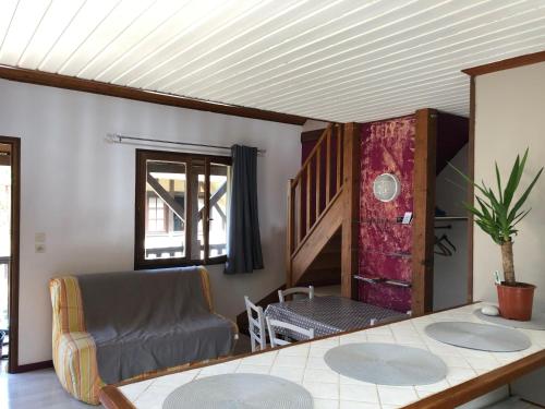 un salon avec un canapé et une table dans l'établissement Aux lettres du lavoir, à La Rivière-Saint-Sauveur