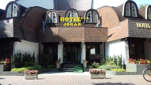 バラトンフゥルドヴァールにあるHotel Jogarのイェゼスの看板を持つホテル