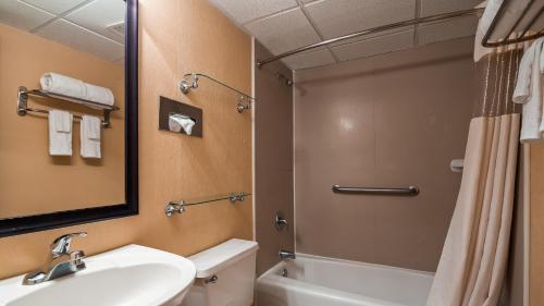 Ett badrum på Best Western Galaxy Inn