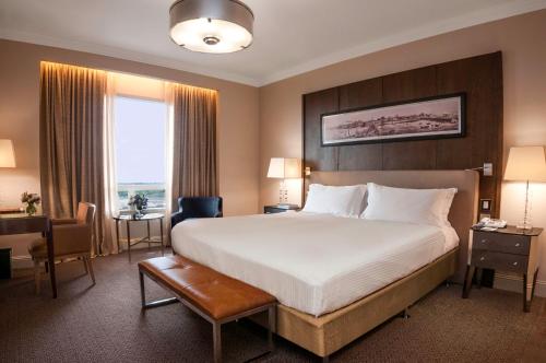 Una cama o camas en una habitación de Alvear Icon Hotel