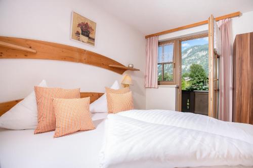 1 dormitorio con 2 camas blancas y ventana en Fewo an der Seepromenade en Pertisau