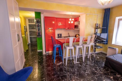 加爾達湖濱的住宿－思麗維公寓，一间厨房,里面配有桌椅