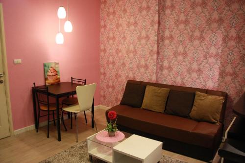 a living room with a couch and a table at Baan Peang Ploen Hua Hin 6/546 in Hua Hin