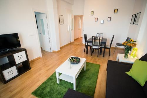 Holidays2Malaga Heredia 3 bedroom opposite Malaga Port