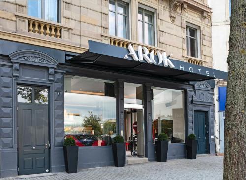 uma loja em frente ao hotel aaks numa rua em Hotel Arok em Estrasburgo