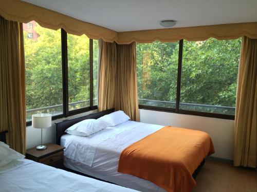 Tempat tidur dalam kamar di Apartamentos Costanera Centre