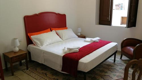 ein Schlafzimmer mit einem Bett mit zwei Handtüchern darauf in der Unterkunft Residenza 1930 in Castellammare del Golfo