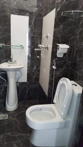 Un baño de BnB Royal Tourist House
