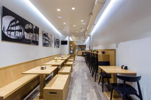 A restaurant or other place to eat at Hostal Abadia Madrid