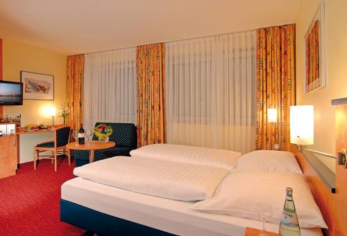 Habitación de hotel con cama grande y escritorio. en Hotel Ostmeier, en Bochum