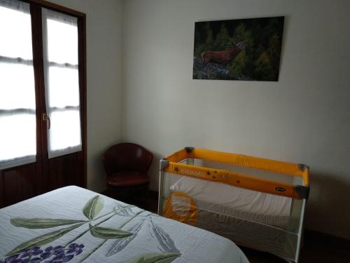 1 dormitorio con 1 cama y una foto de un ciervo en la pared en Zubitarte, en Elizondo