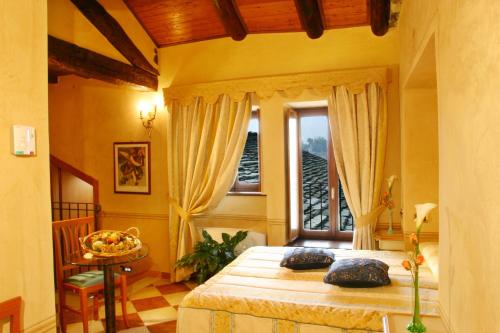 a bedroom with a large bed and a window at Hotel Leon D'Oro in Orta San Giulio