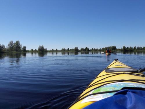HuhusにあるILO107の湖の水面に浮かぶ黄色いカヤック