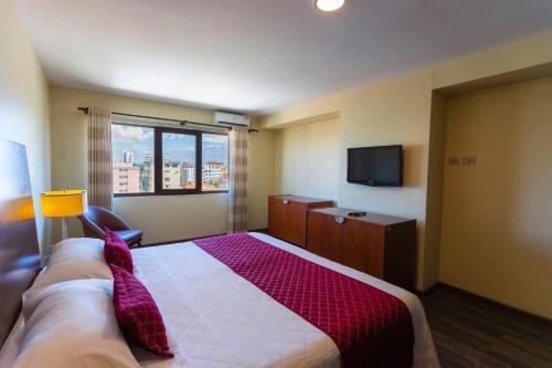 Postel nebo postele na pokoji v ubytování Gran Hotel Cochabamba