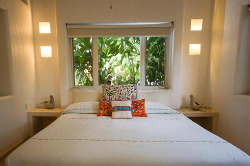 Un pat sau paturi într-o cameră la Villas Naomi