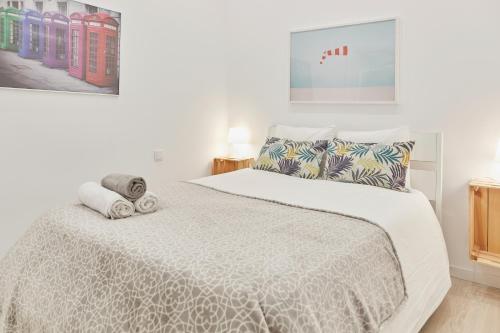 マドリードにあるLEEWAYS APARTMENT in DIVINO PASTORのベッドルーム1室(白いベッド1台、タオル付)