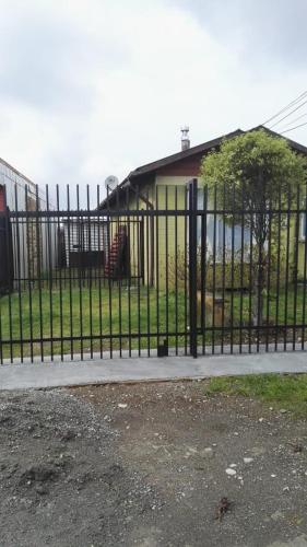 una cerca de hierro negro frente a una casa en Casa Gimar Austral, en Puerto Montt